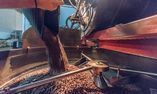 Fábrica de Cafés Jayza en pleno proceso de tostado de café arábica