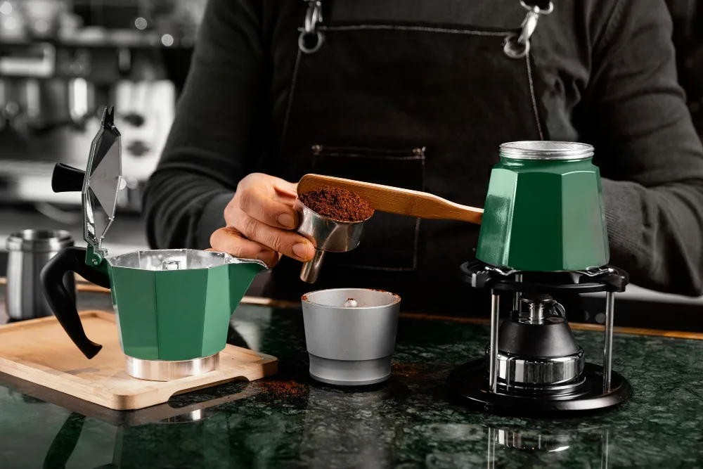 Barista preparando café en una cafetera italiana